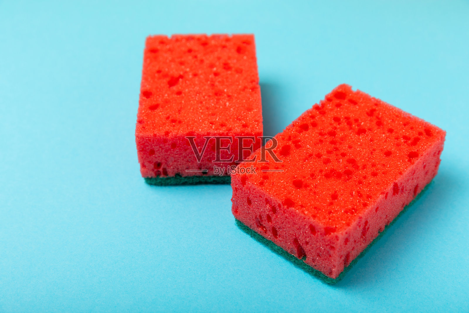 色彩缤纷的洗碗海绵置于纹理背景上。厨房海绵。清洁概念，清洁服务。洗碗液与干净和脏碗盘。留白，文本空间。洗碗。照片摄影图片