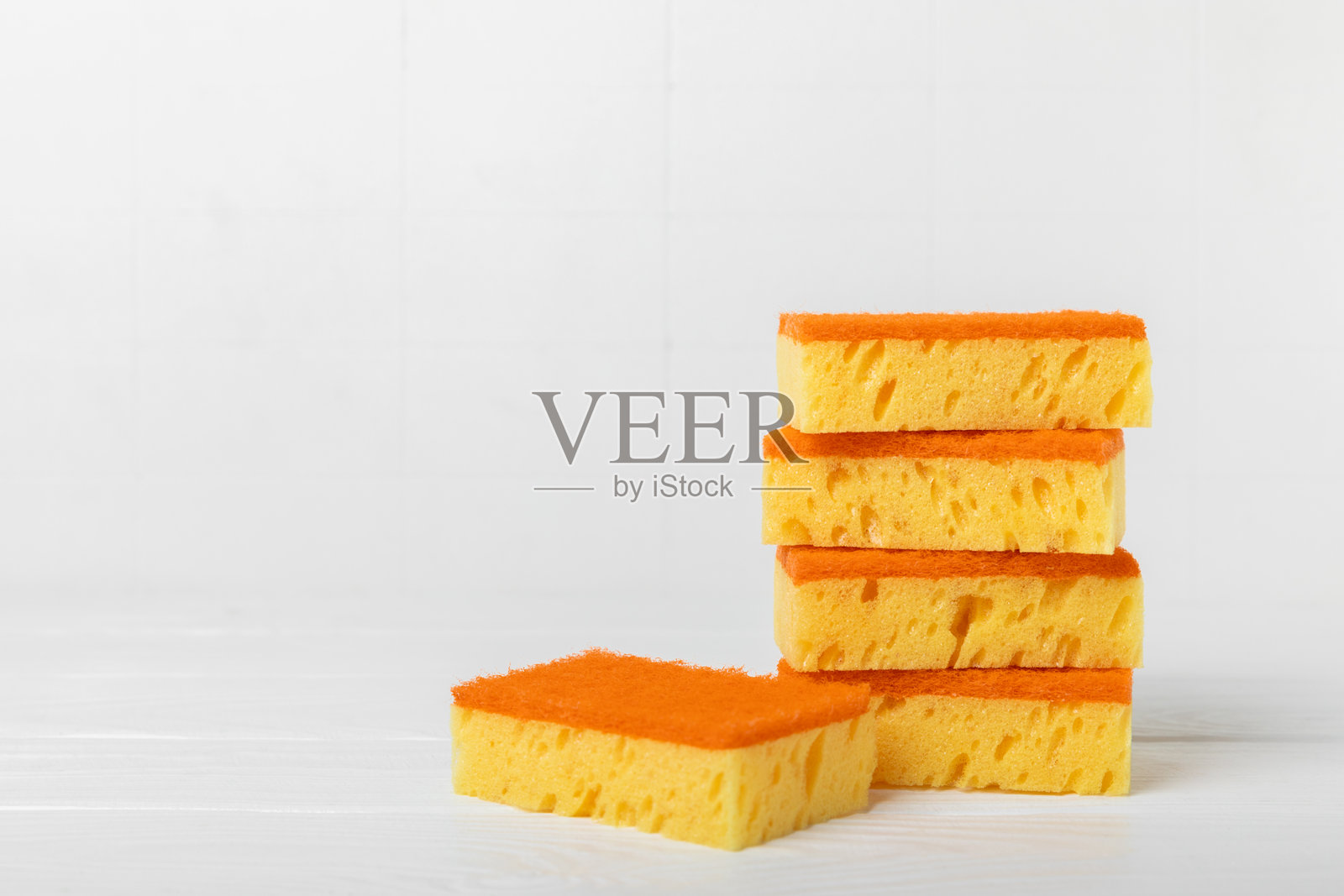 色彩缤纷的洗碗海绵置于纹理背景上。厨房海绵。清洁概念，清洁服务。洗碗液与干净和脏碗盘。留白，文本空间。洗碗。照片摄影图片