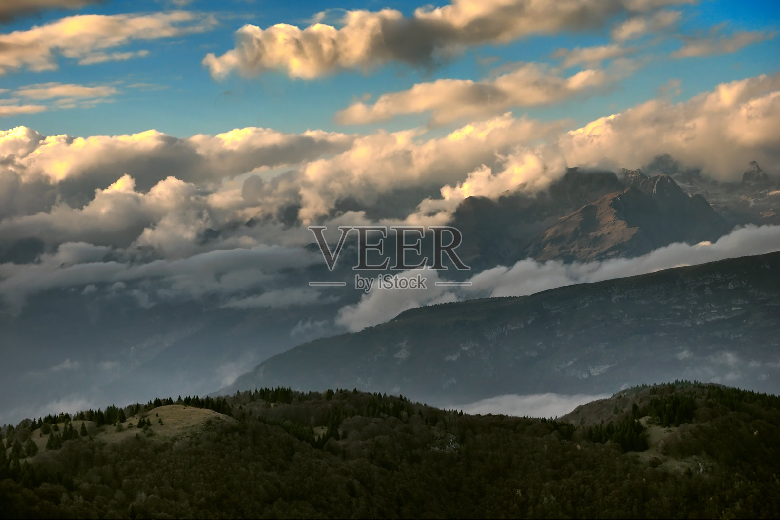 特伦托街头的秋天照片摄影图片
