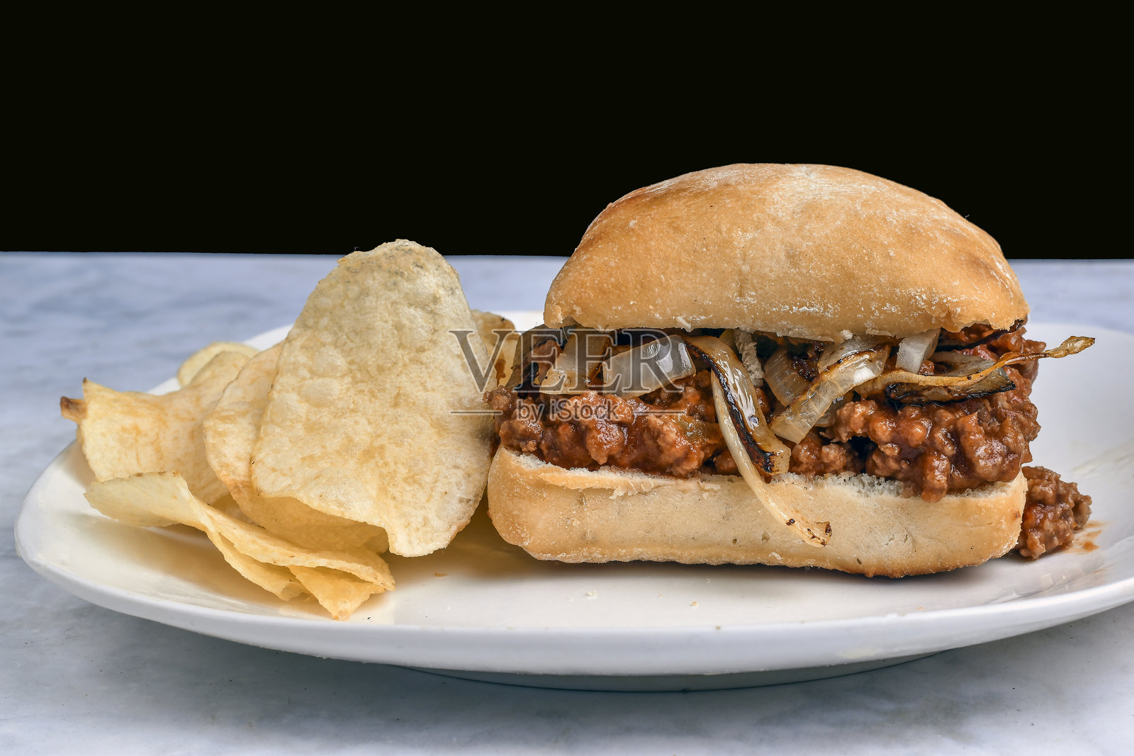 在恰巴塔面包卷上放置的松散乔和洋葱照片摄影图片