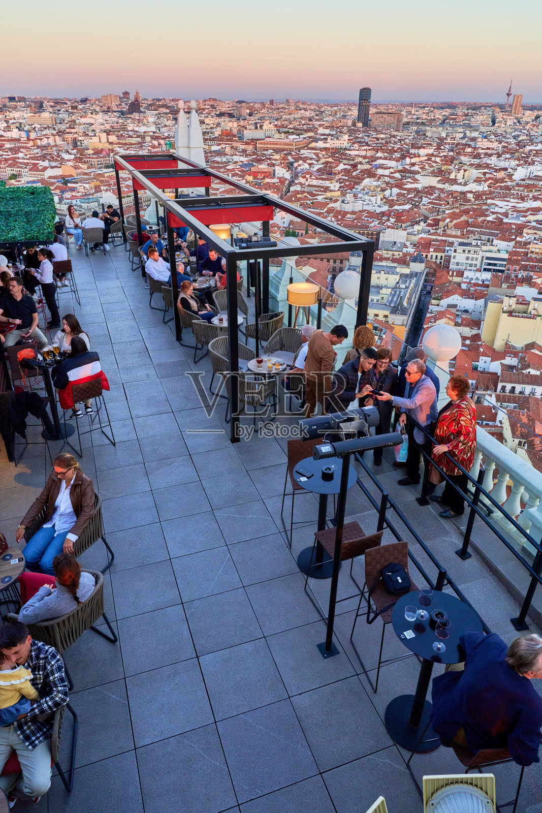 马德里的屋顶酒吧照片摄影图片