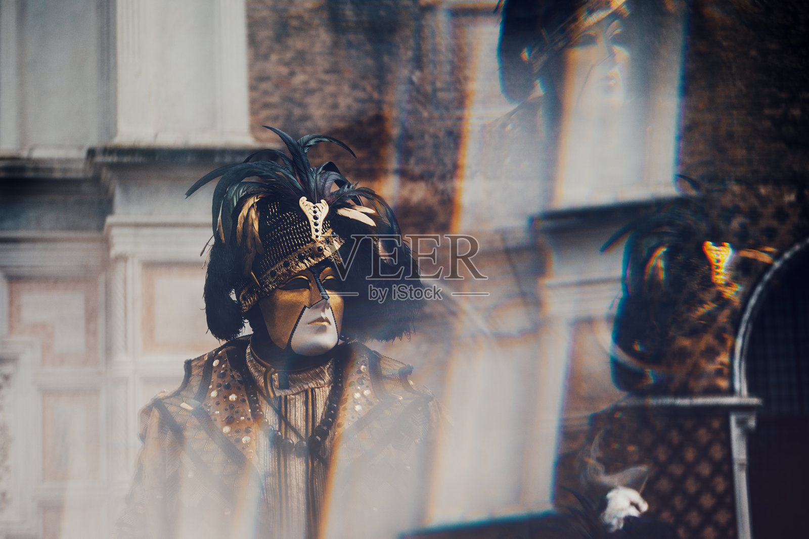 威尼斯狂欢节期间的黑金服装，万花筒效果照片摄影图片