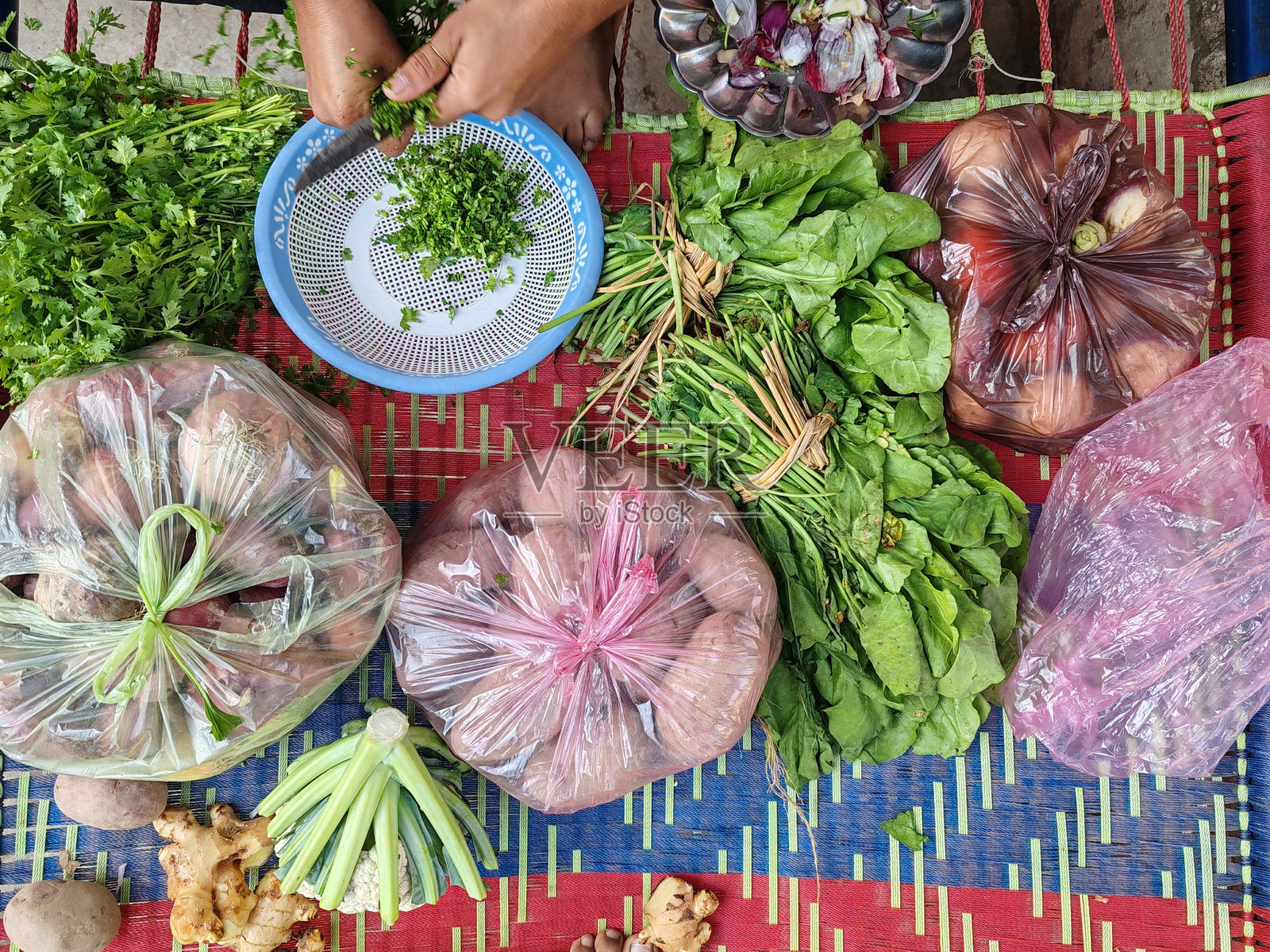 蔬菜正在手工切割。照片摄影图片