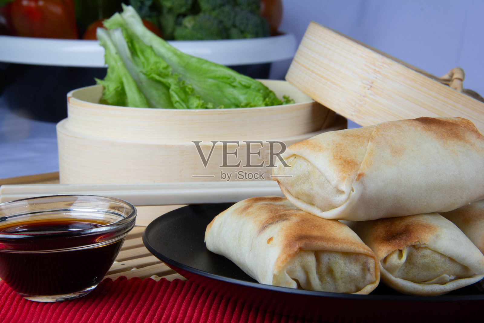 酥脆的菲律宾春卷，内含美味馅料照片摄影图片