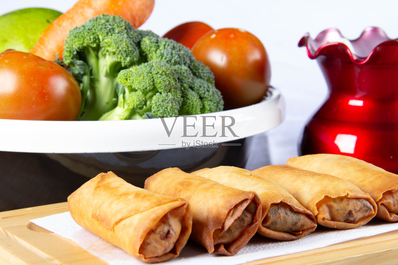 酥脆的菲律宾春卷，内含美味馅料照片摄影图片