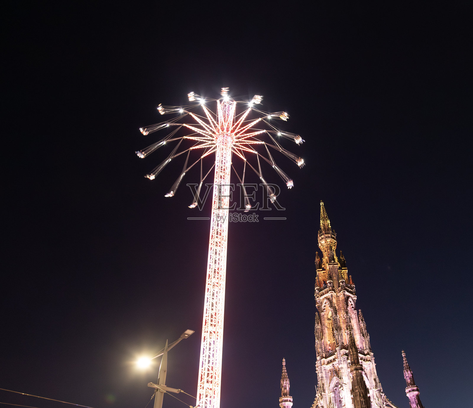 天空飞行器游乐设施与斯科特纪念碑：苏格兰爱丁堡，英国照片摄影图片