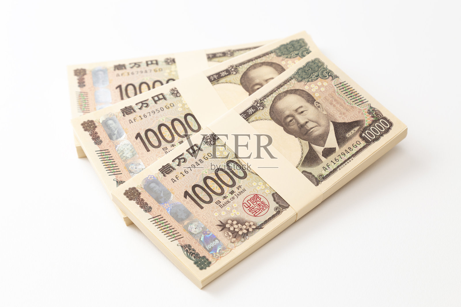 一叠10,000日元钞票放在白色背景上。照片摄影图片