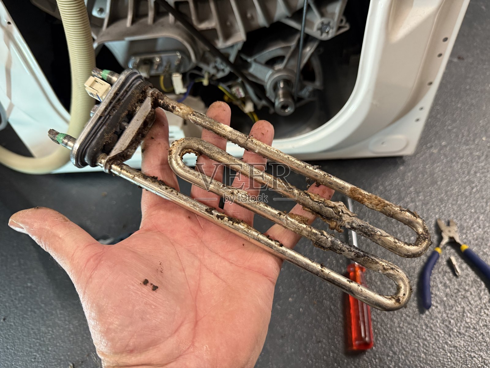 技术人员检查故障洗衣机加热器照片摄影图片