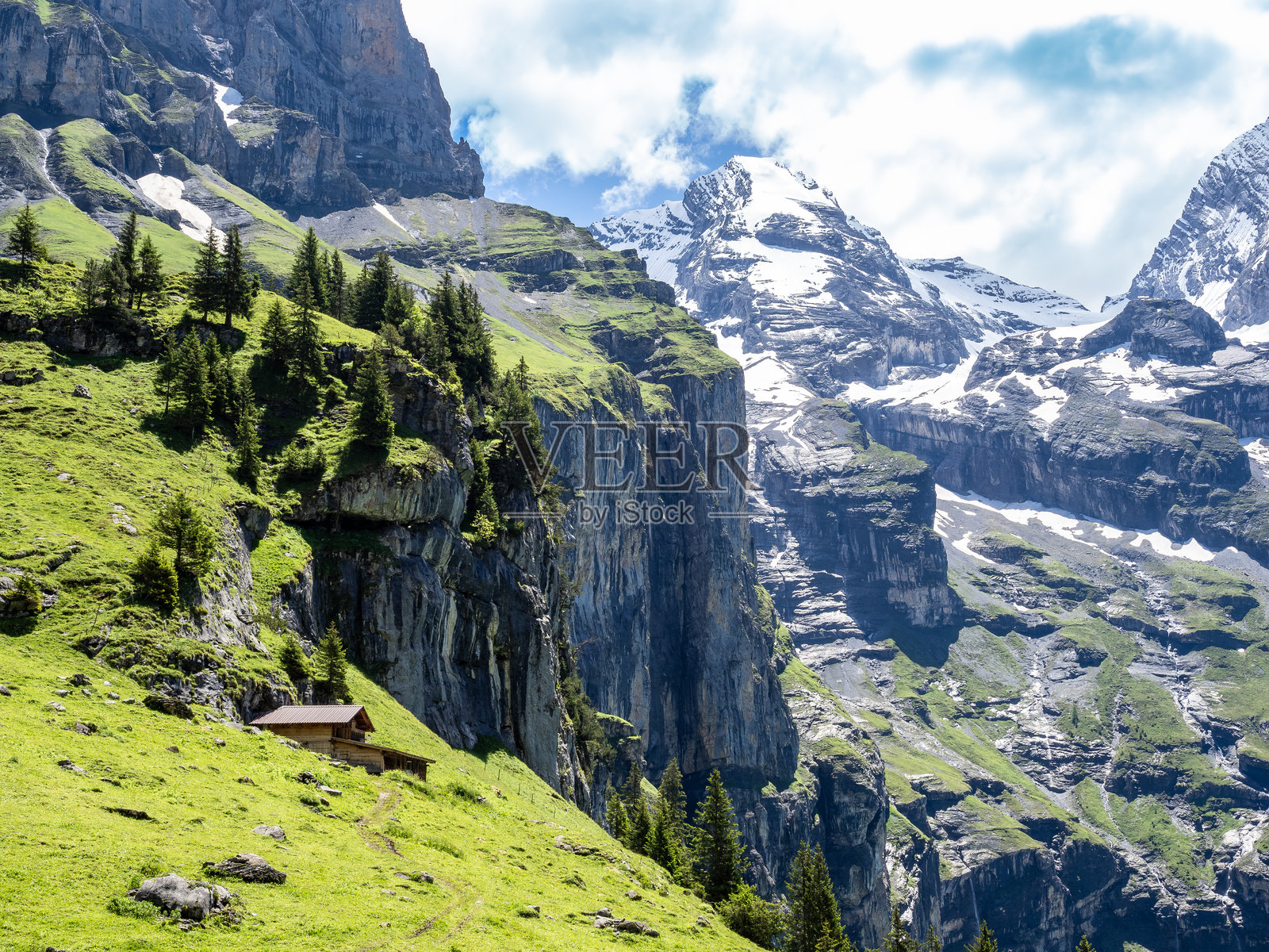 奥施宁湖徒步旅行及周围山峰，瑞士照片摄影图片