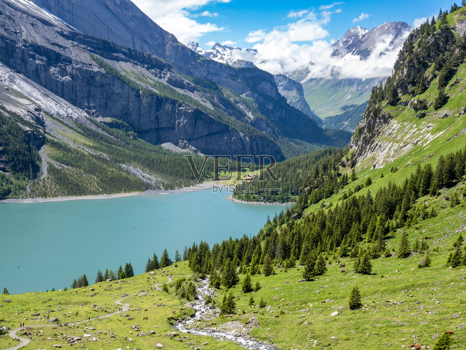 奥施宁湖及其周围的山峰背景照片摄影图片
