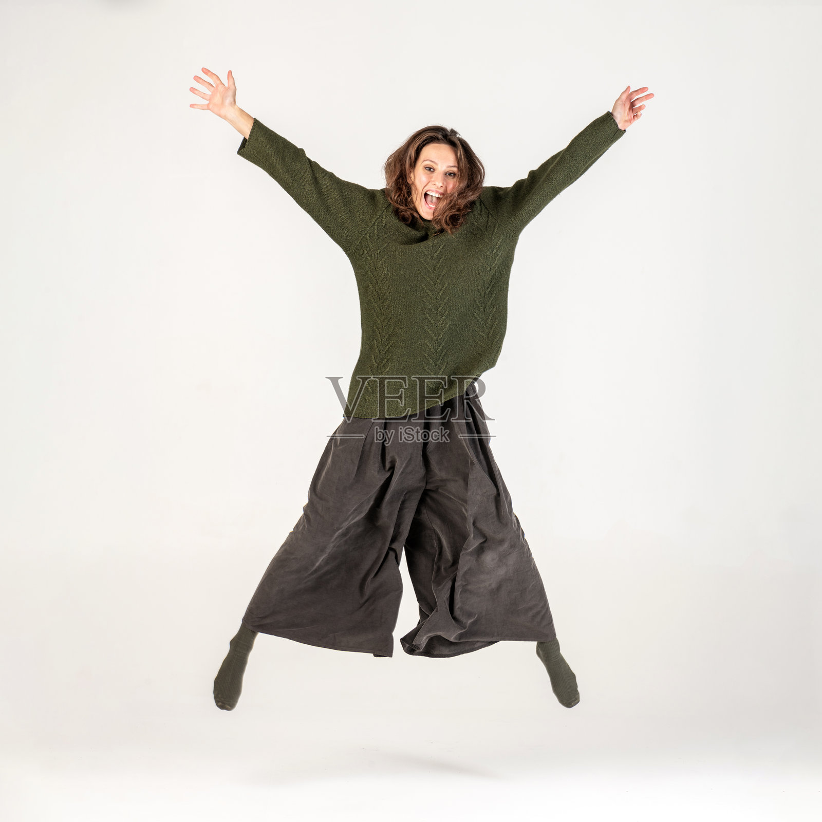 空中跳跃的女人照片摄影图片