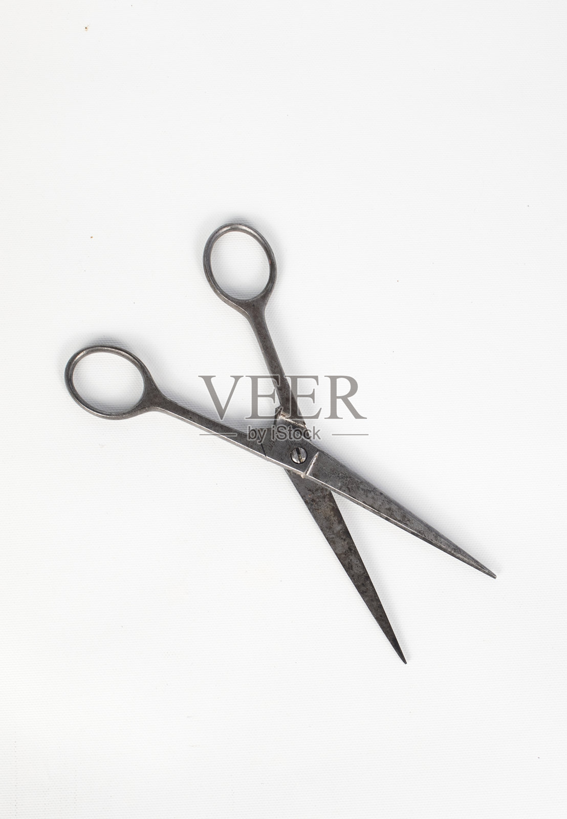 旧金属剪刀放在白色背景上照片摄影图片