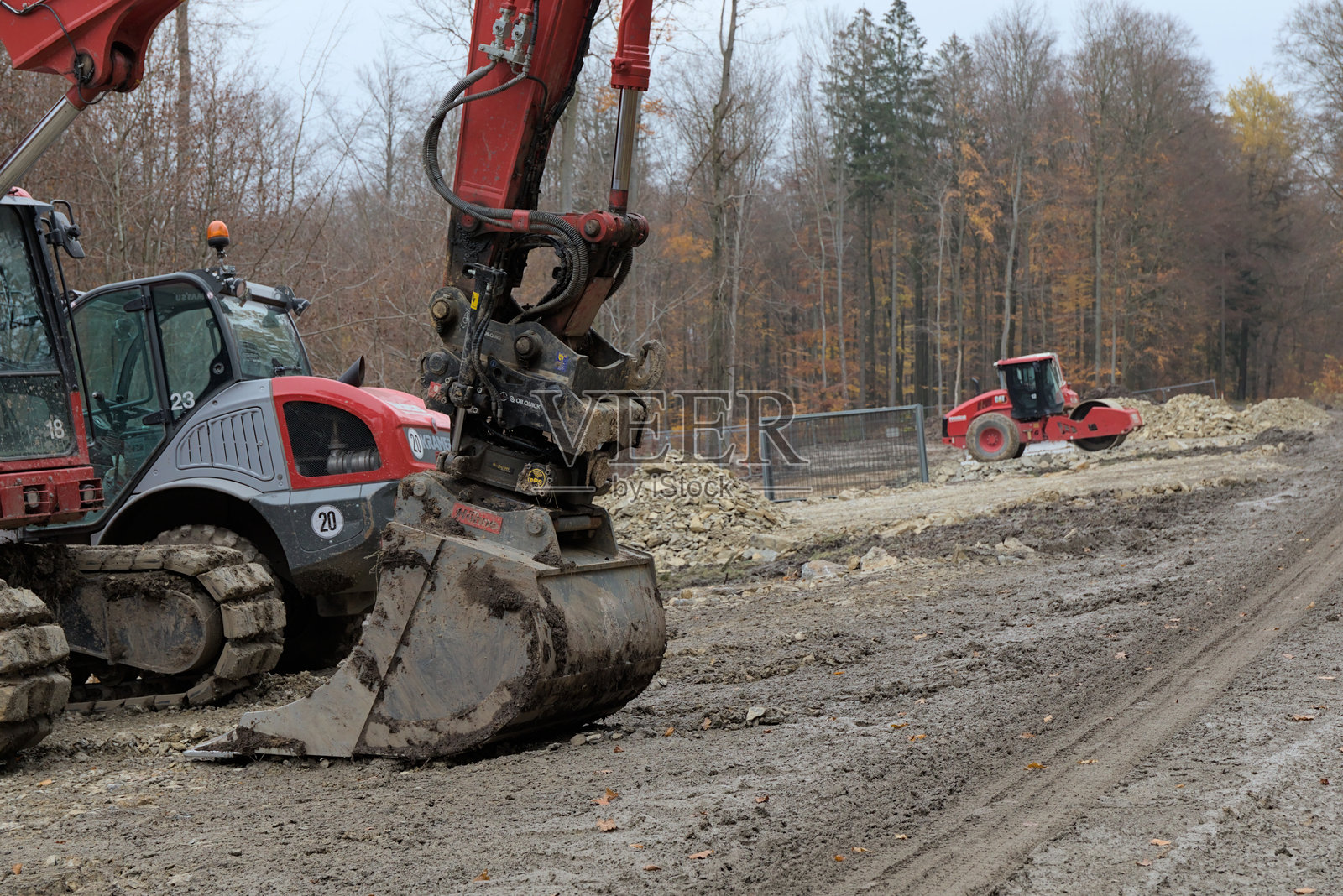 Reinhardswald风电场中风力涡轮机WEA02和WEA03的组装和准备区域照片摄影图片