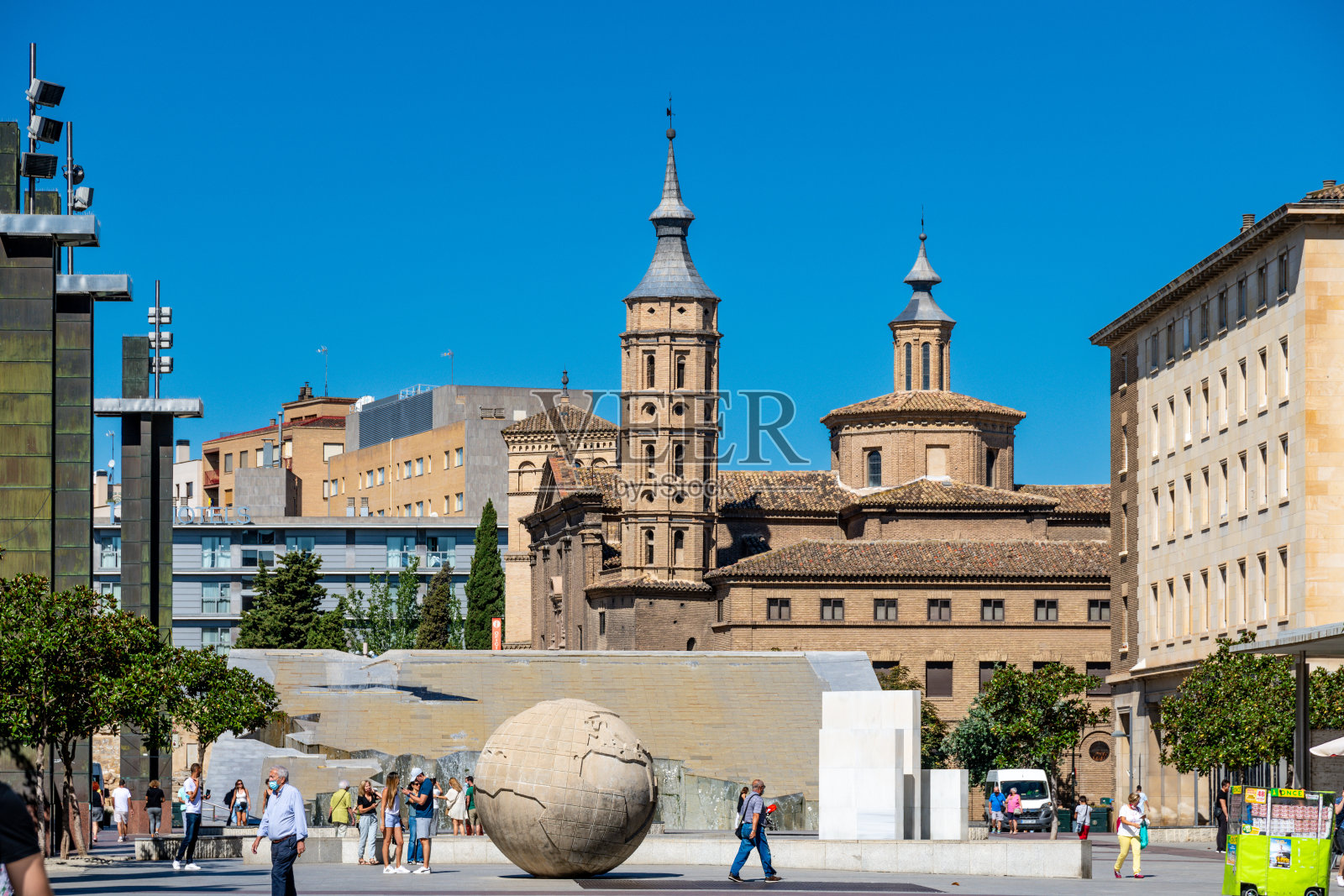 皮拉尔广场的景观,展示了地球仪雕塑和教堂照片摄影图片