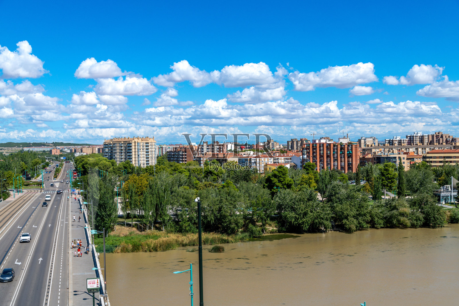 萨拉戈萨的广阔城市景观,绿地与繁忙的街道交织在一起照片摄影图片