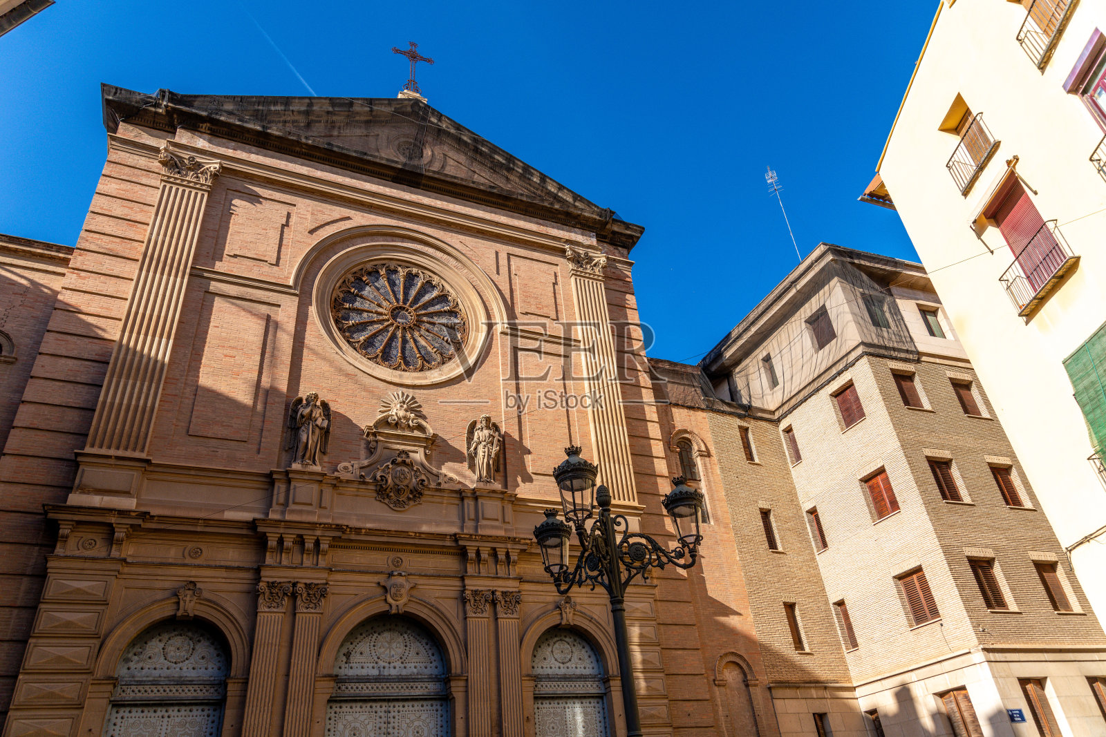 圣心大教堂的外立面，带有玫瑰窗和雕像照片摄影图片