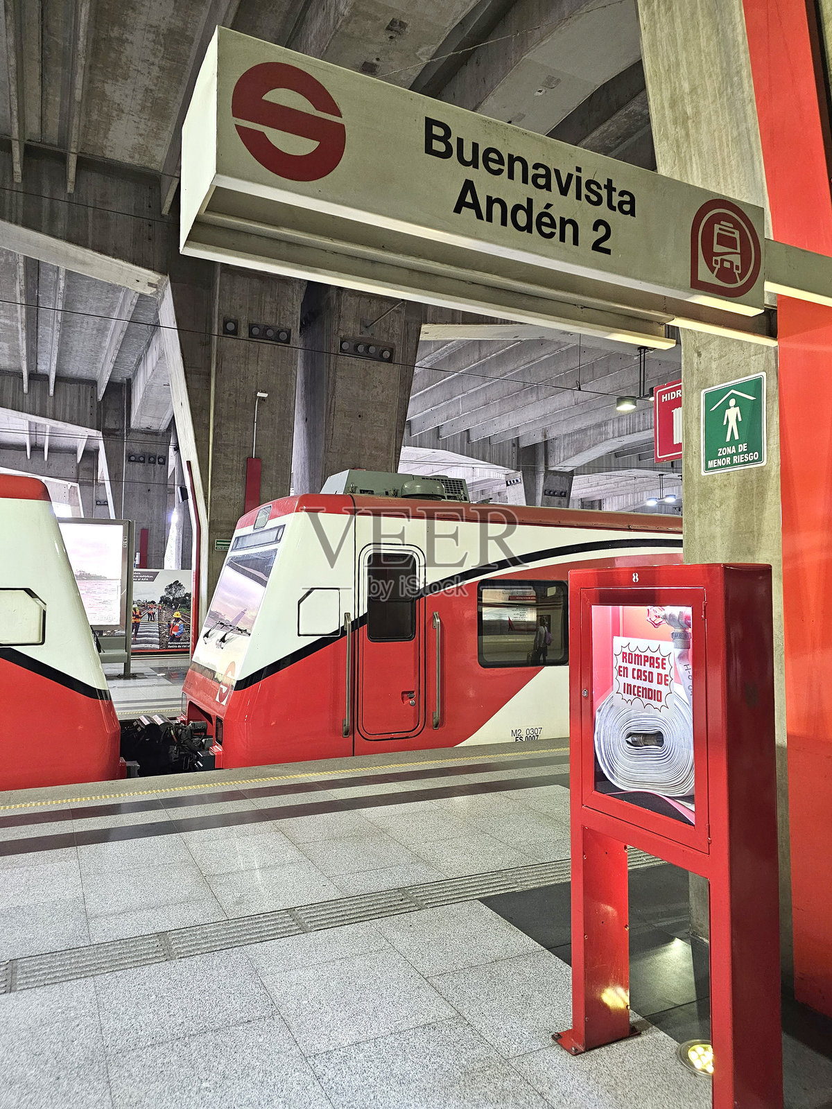 墨西哥城的美洲大道郊区铁路的布恩维斯塔站，是位于布恩维斯塔购物中心的终点站。照片摄影图片