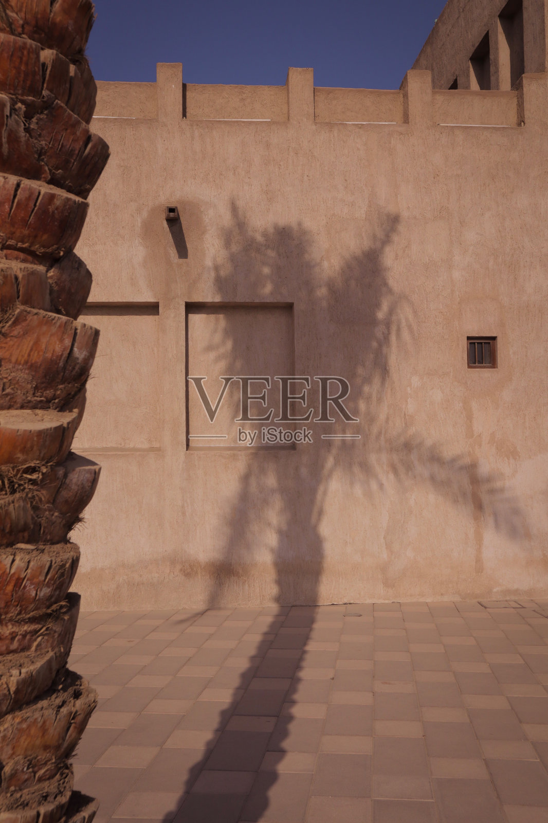 阳光洒在建筑物的墙壁上照片摄影图片