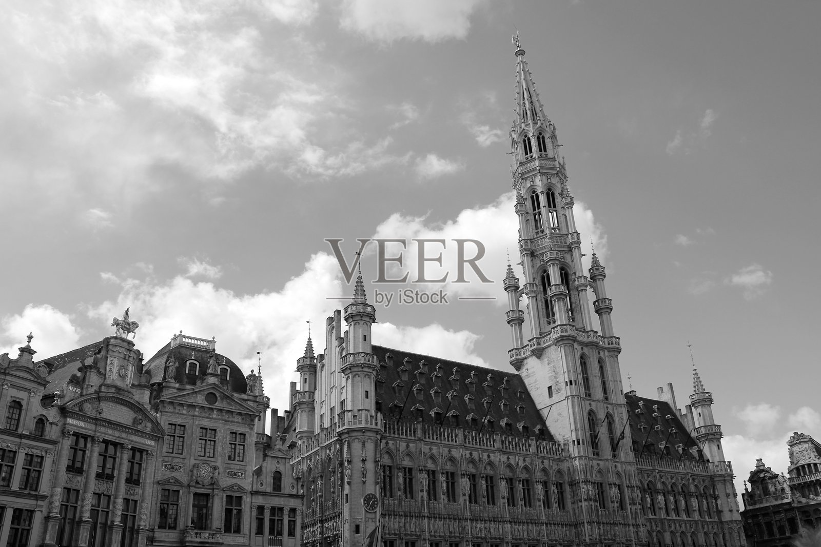 低角度视图的建筑与多云的天空照片摄影图片