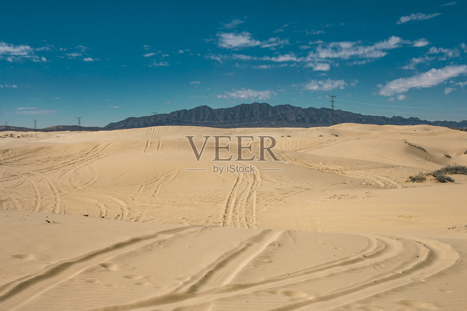 沙漠中的沙丘与天空相映成趣照片摄影图片