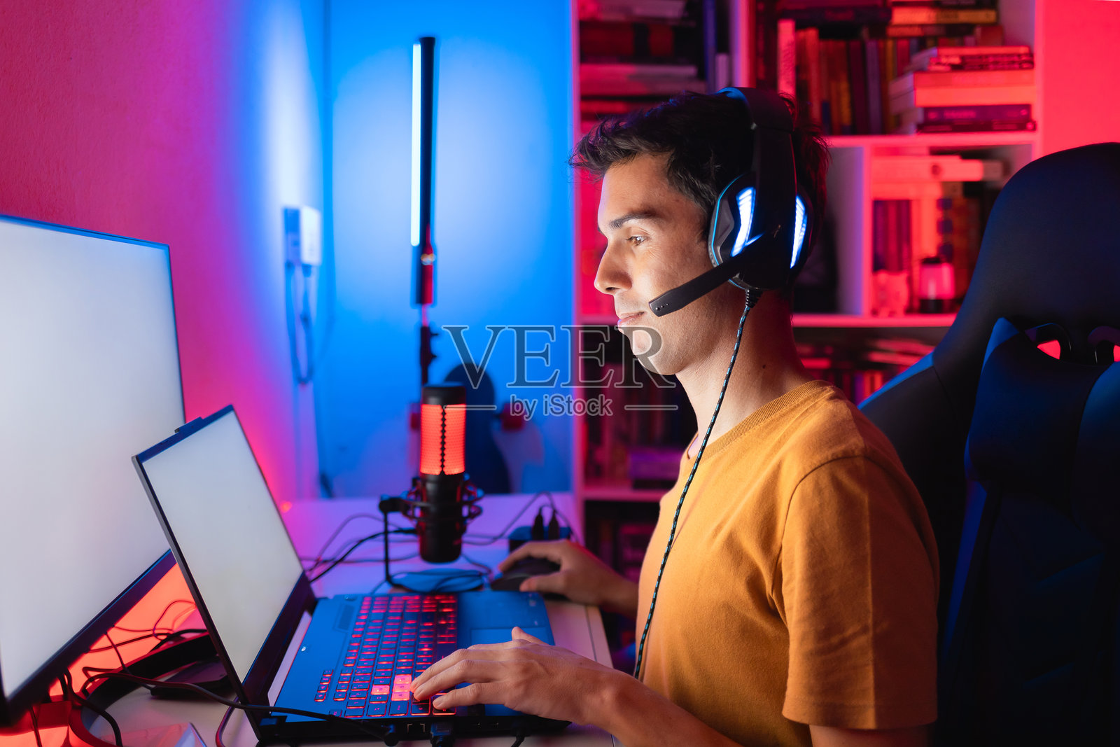 玩家在游戏笔记本电脑上玩在线多人游戏照片摄影图片