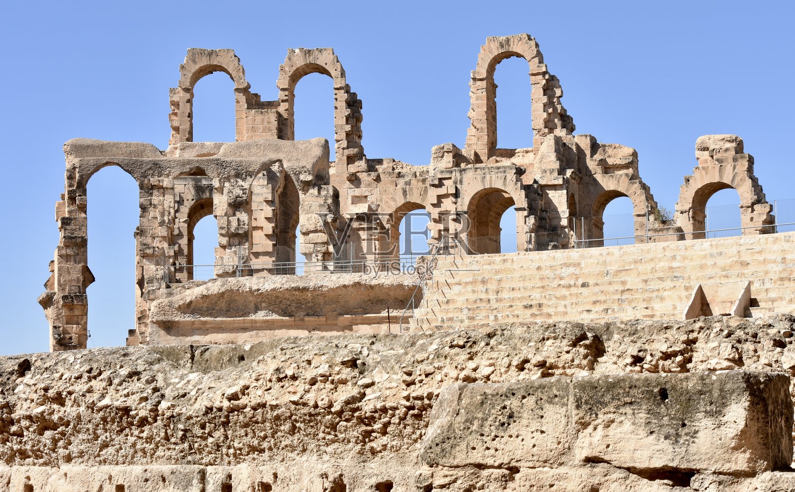 古代圆形剧场中散落的罗马拱门遗迹照片摄影图片