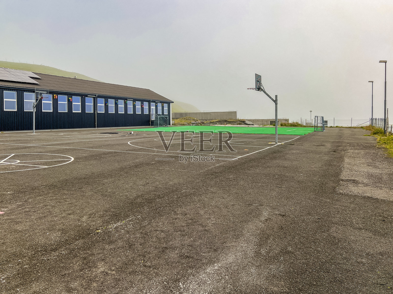 俯瞰海洋的运动场照片摄影图片