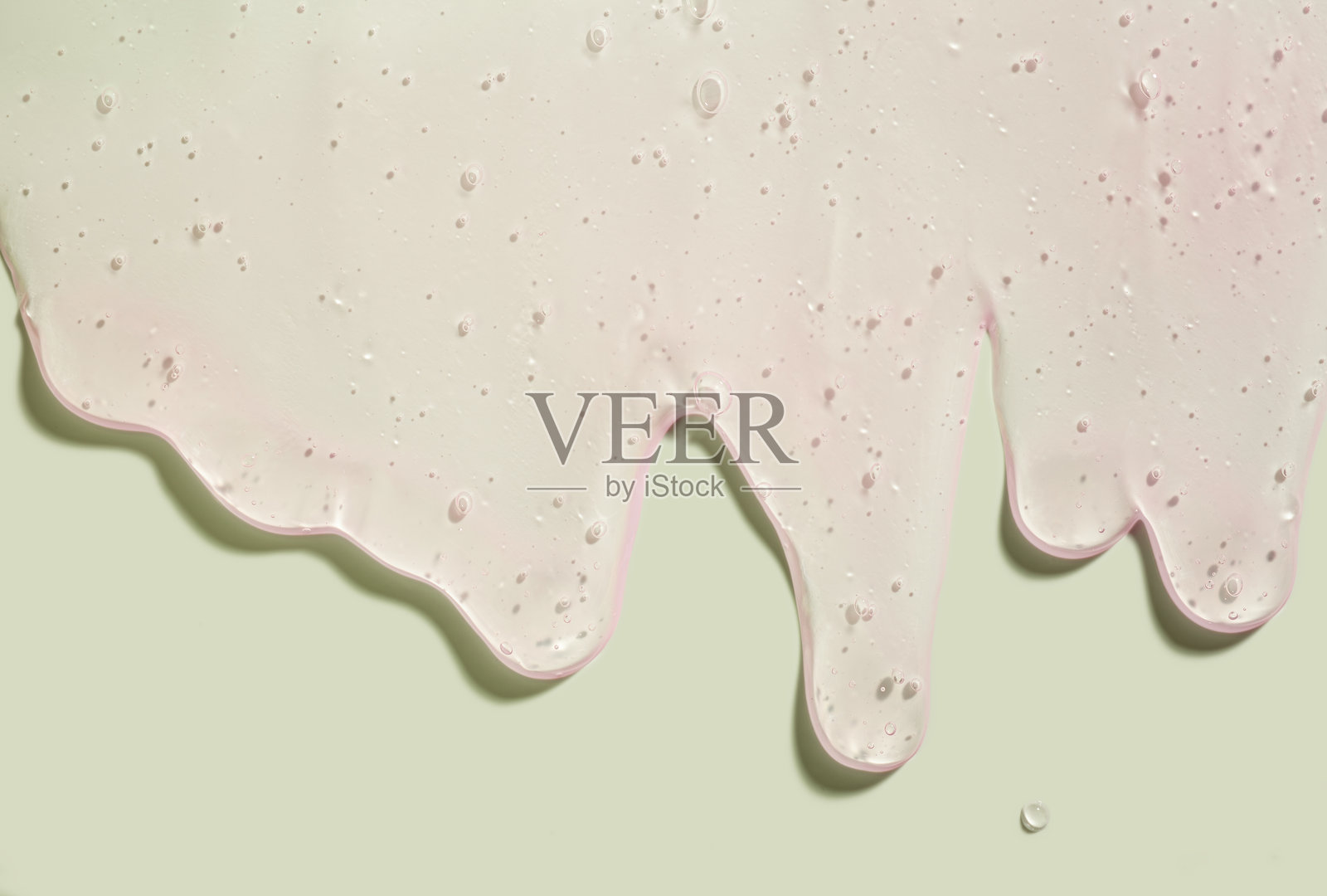 玫瑰粉色身体、面部或头皮磨砂胶，含聚合物颗粒、盐或糖样本色块照片摄影图片