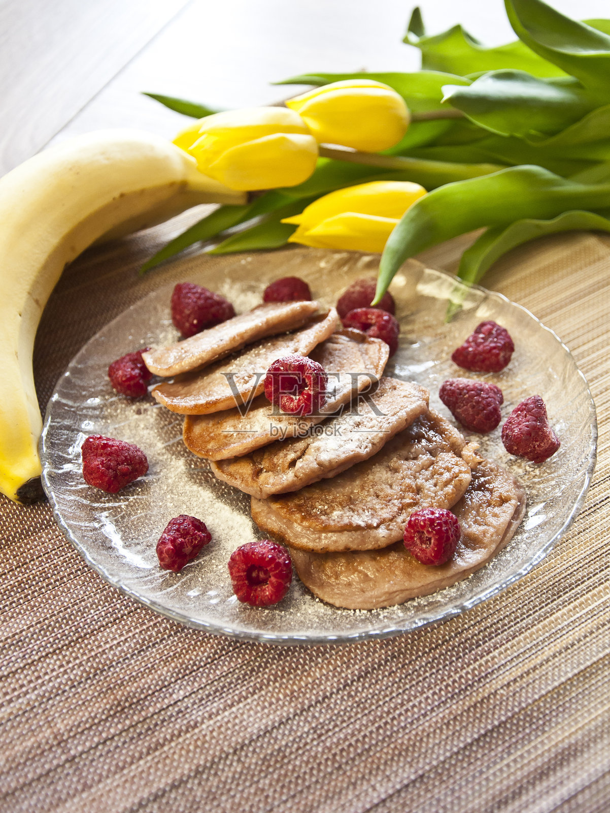 用冷冻覆盆子装饰的香蕉派照片摄影图片