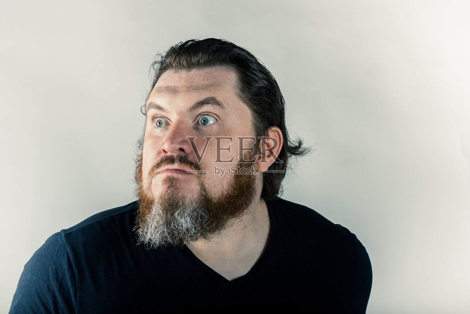 白色背景下的男人照片摄影图片