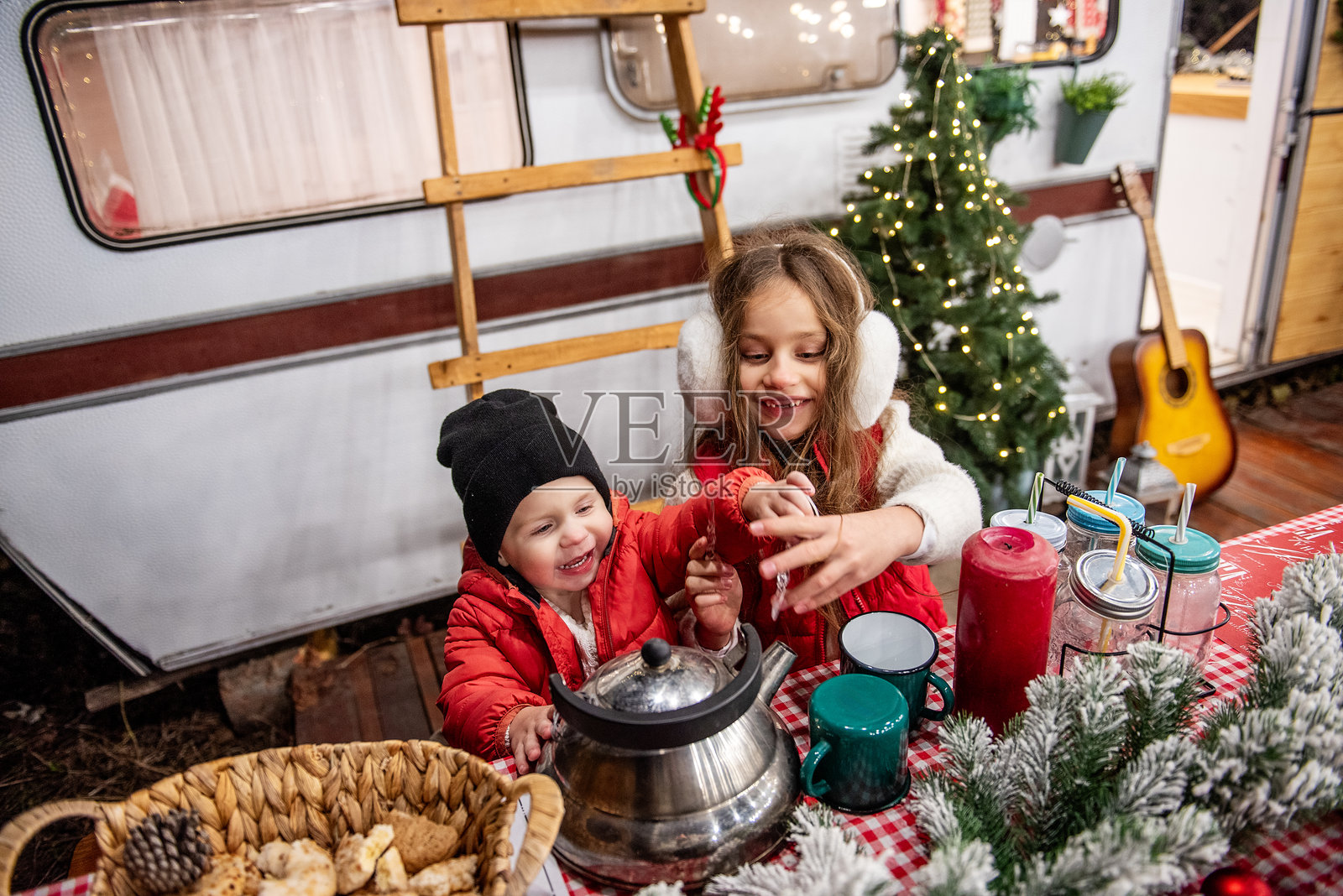 孩子们在装饰的房车旁享受节日美食照片摄影图片