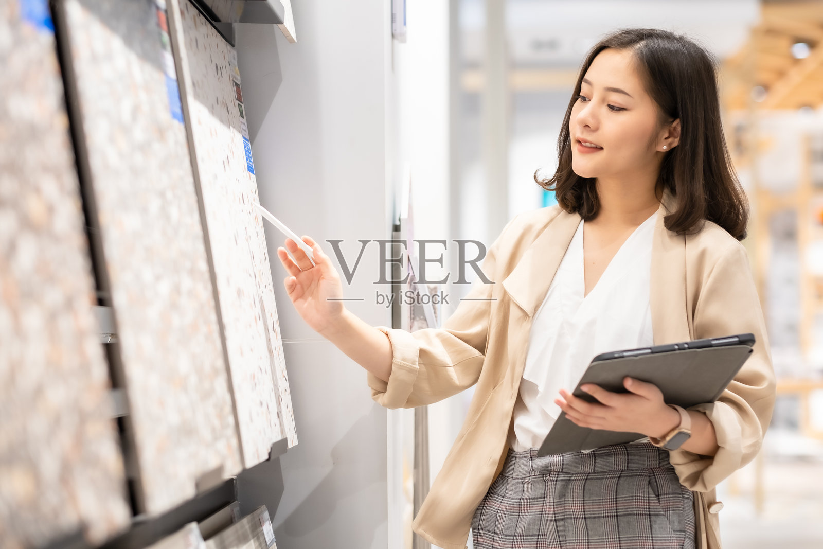 女性建筑师手持数字平板电脑照片摄影图片