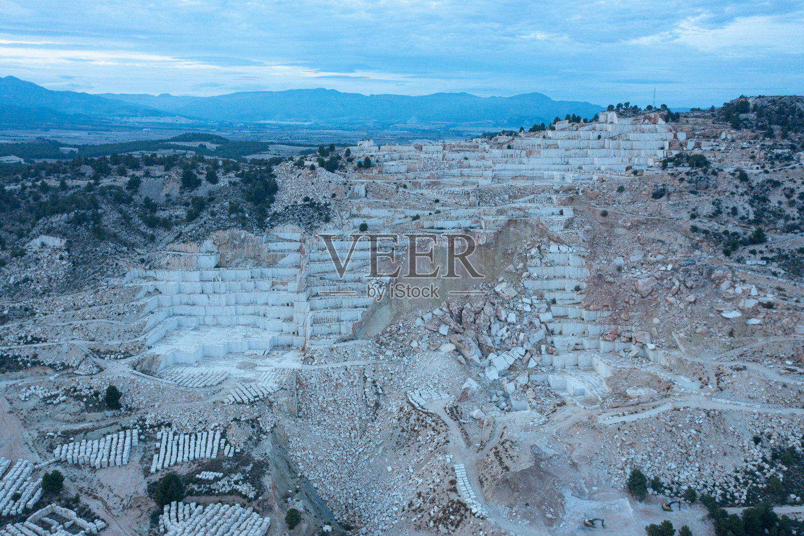 白色大理石矿的露天采矿活动鸟瞰图。照片摄影图片