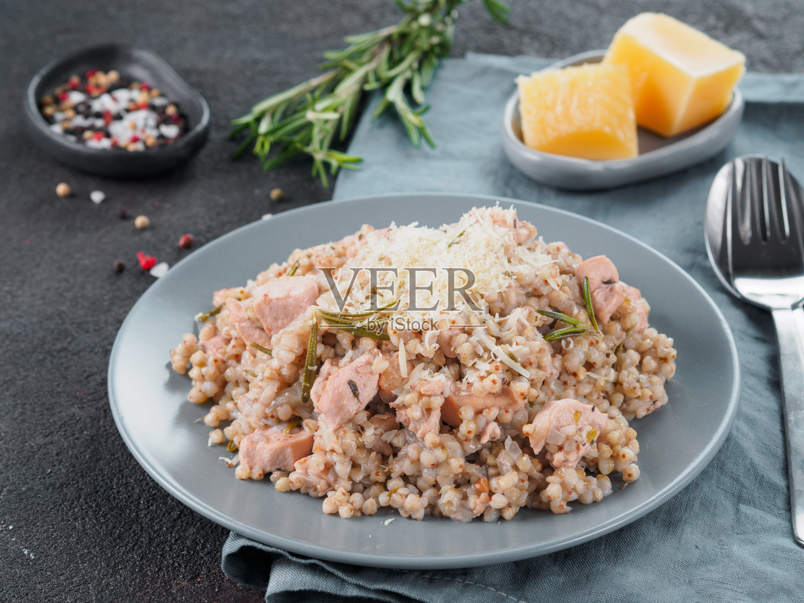 生荞麦意大利烩饭配鸡肉和迷迭香照片摄影图片