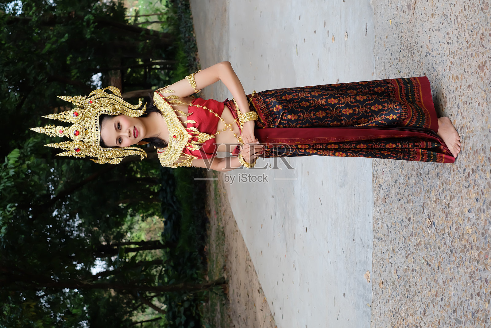 穿着传统服装的女性在步道上肖像照片摄影图片