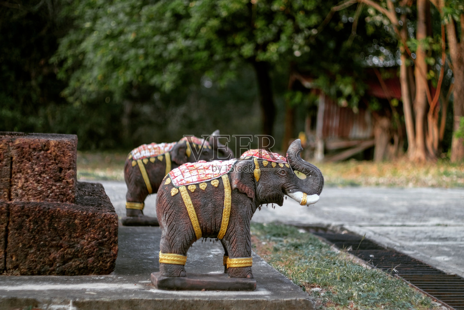 树木背景下的雕像特写照片摄影图片