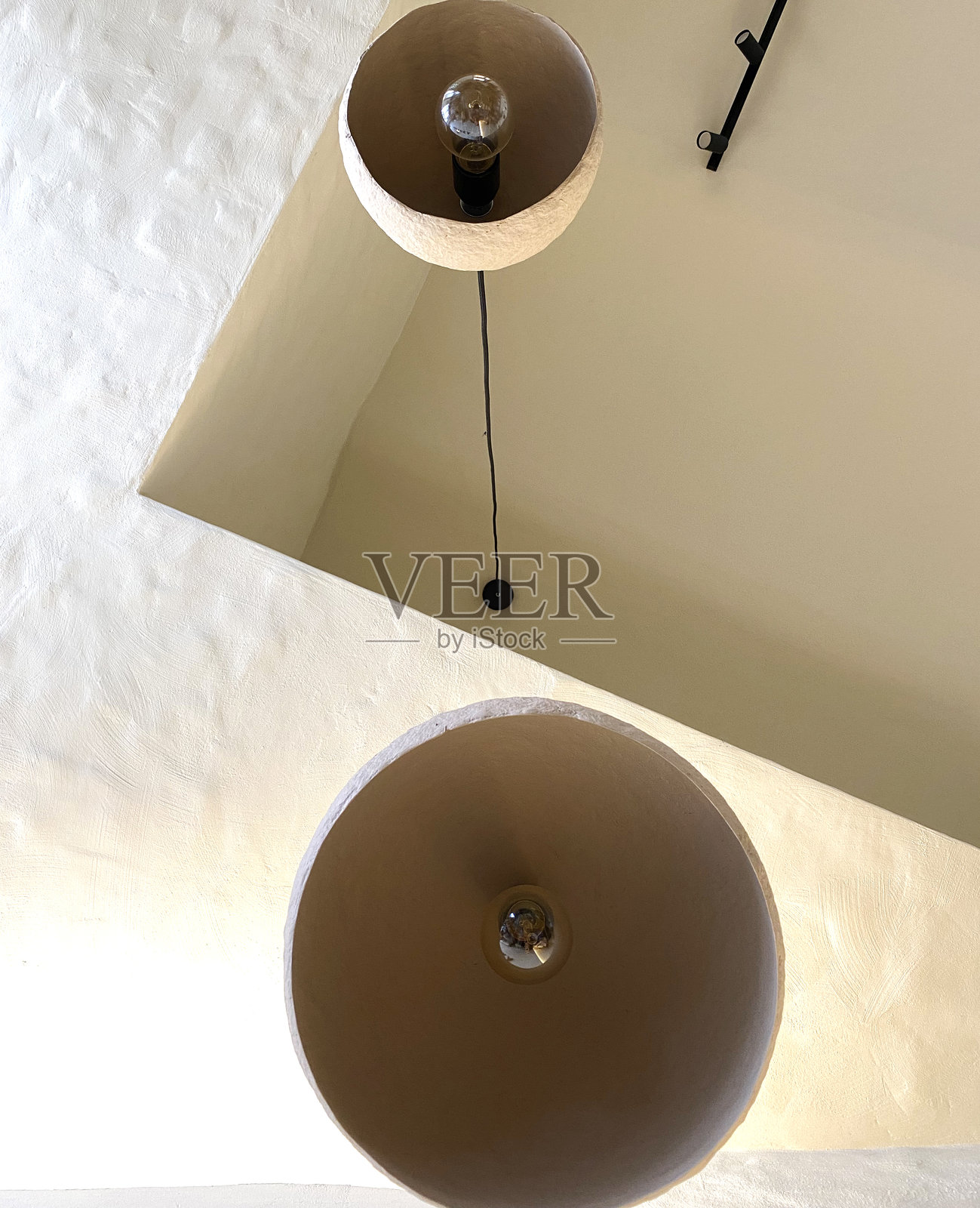 从下方看装饰性吊灯照片摄影图片