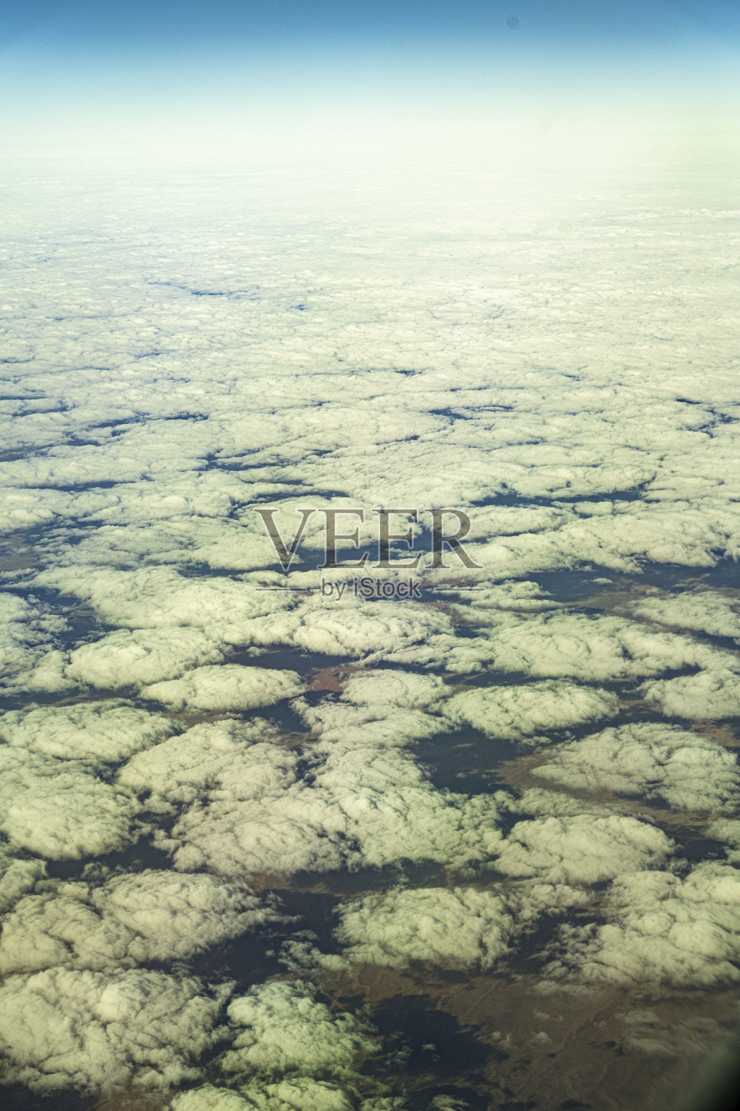 从飞机窗户看云朵和土地照片摄影图片