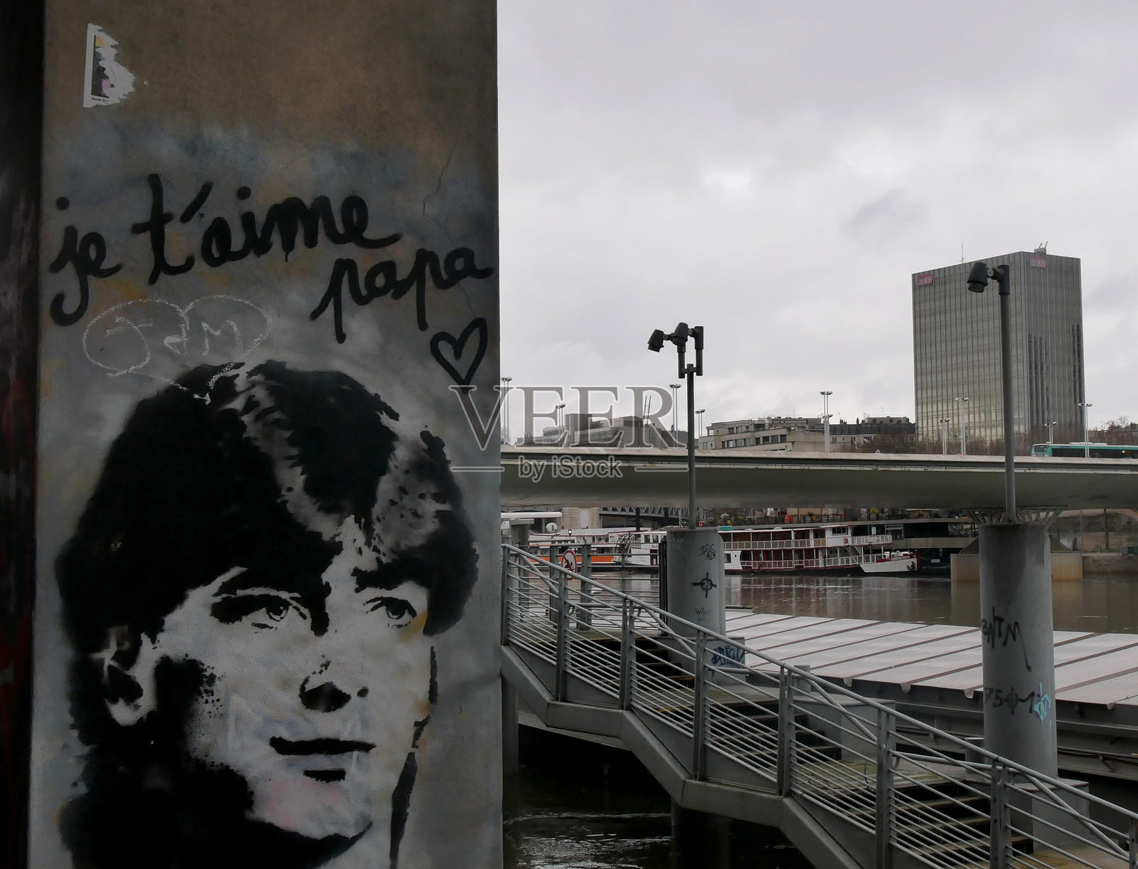 在巴黎时尚与设计城下捕捉到的涂鸦照片摄影图片