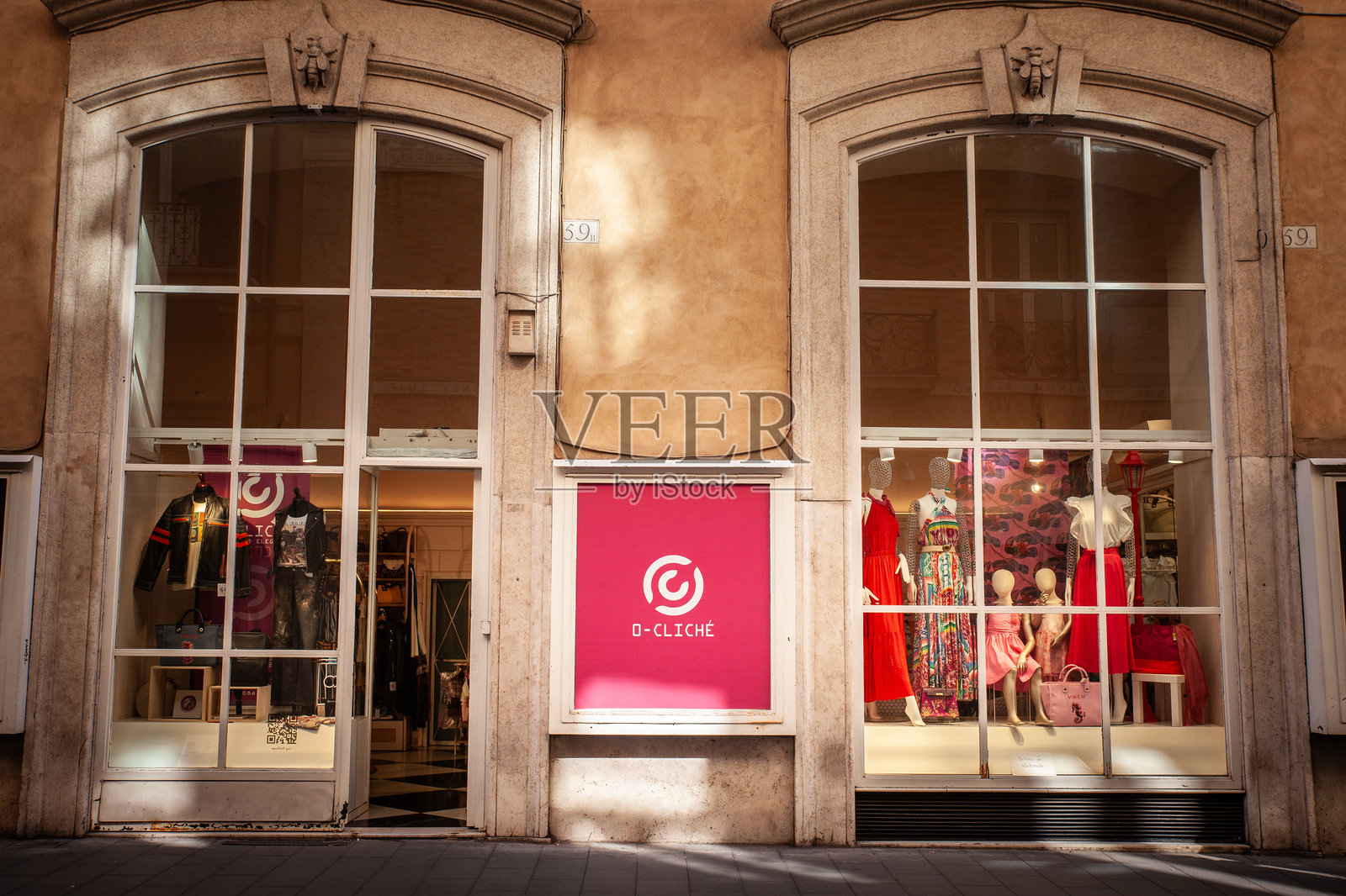 O-Cliché商店的标志展示在罗马的店面上。O-Cliché，或称零陈词，是一家位于罗马的设计师时尚精品店。照片摄影图片