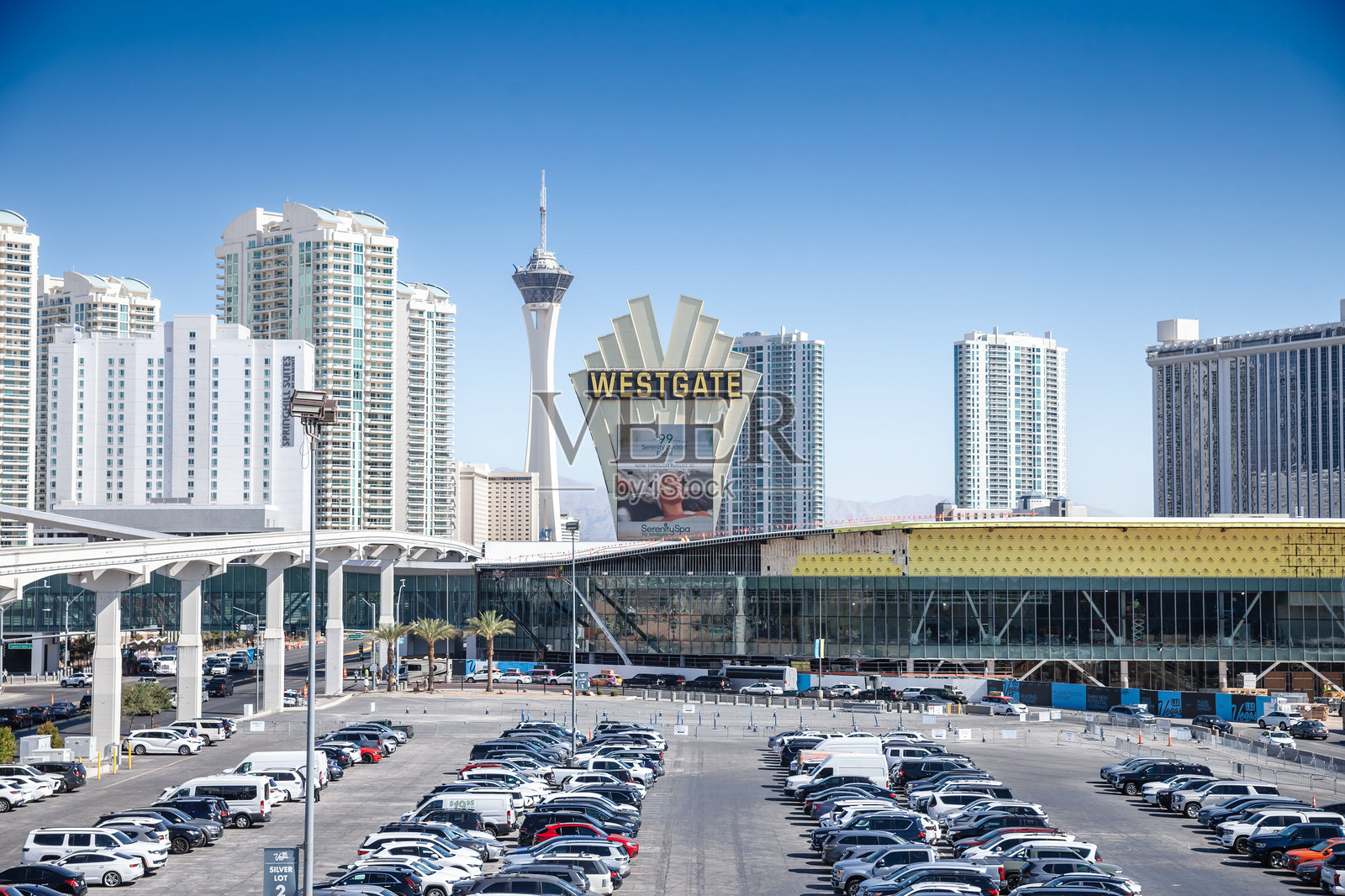 西门塔Las Vegas的标志在停车场前显眼地矗立着。西门塔是一个著名的酒店和赌场度假村，由西门塔度假公司拥有。照片摄影图片