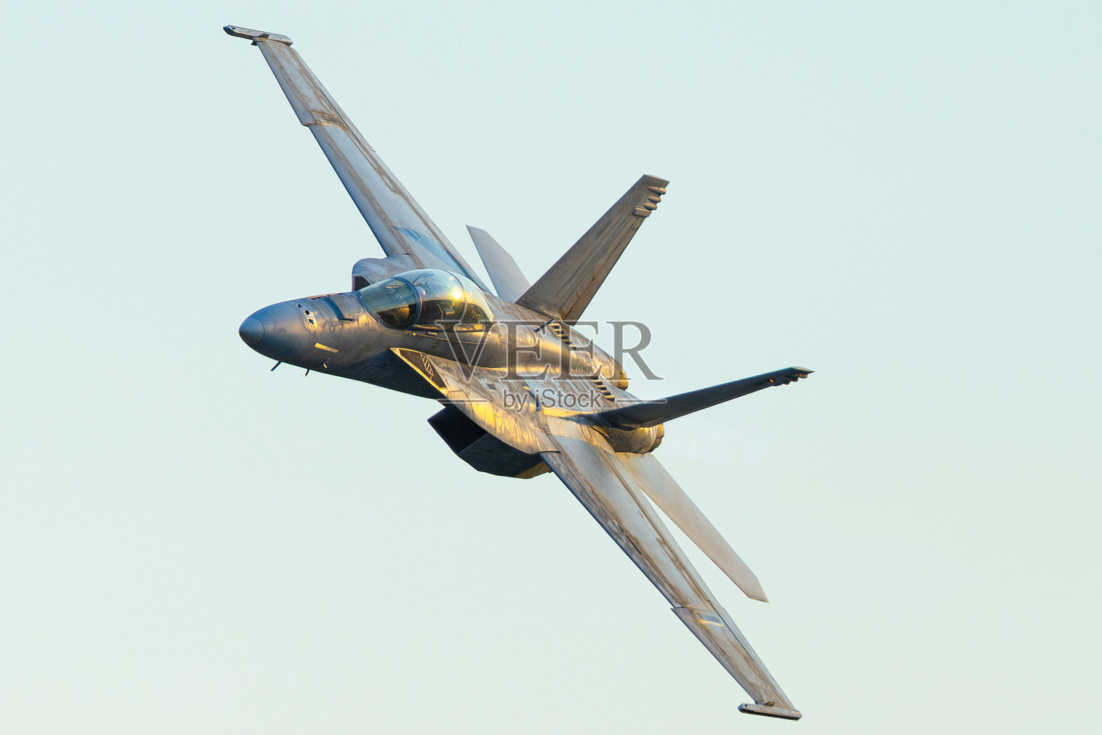 极近距离拍摄的F/A-18F超级大黄蜂在美丽的光线下接近照片摄影图片