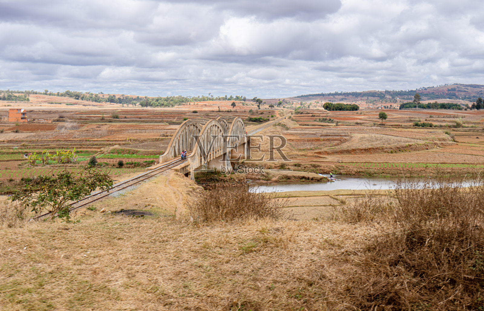 马达加斯加乡村风景中的历史铁路桥横跨河流。照片摄影图片
