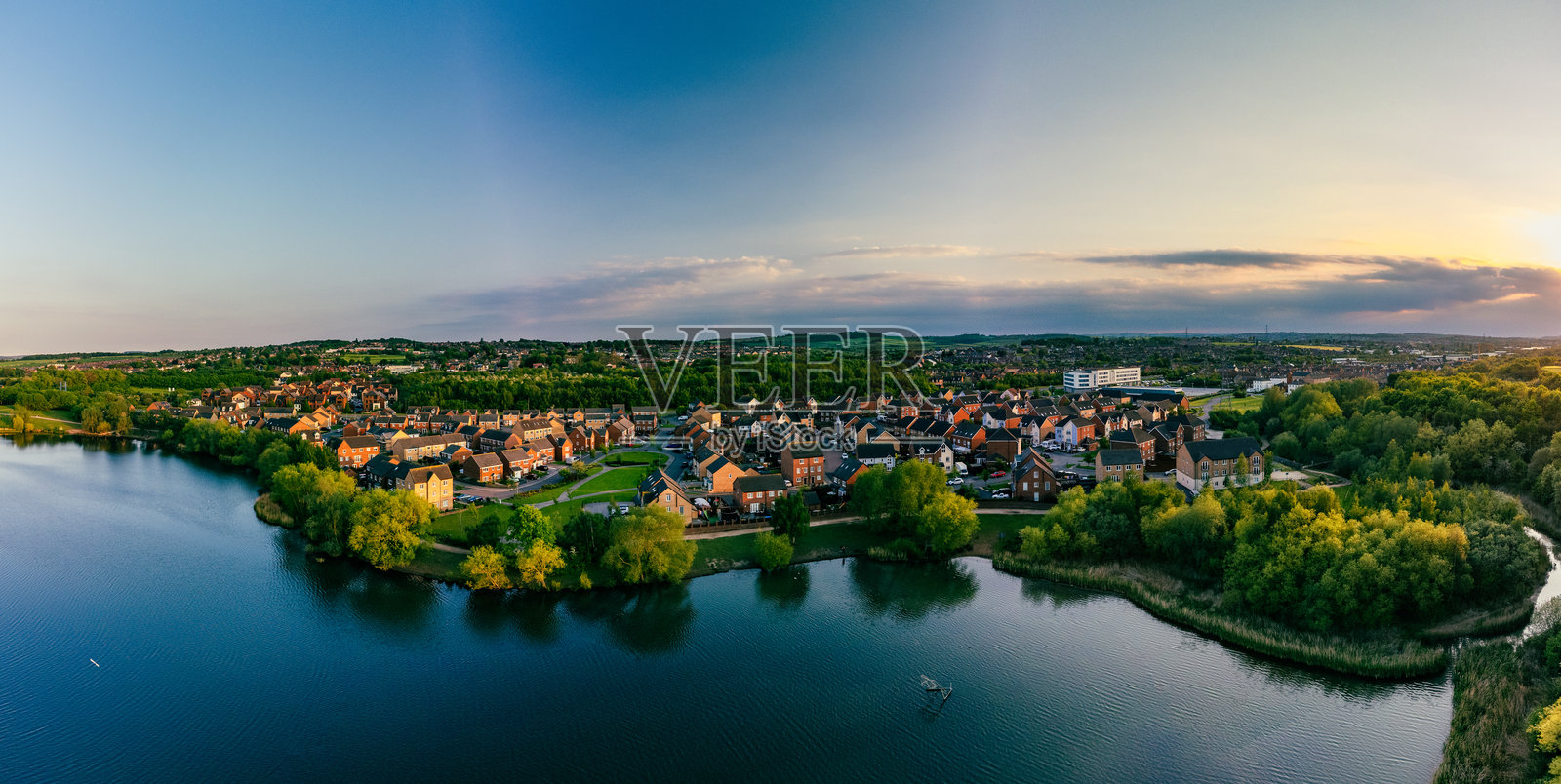 南约克郡罗瑟汉姆的曼弗斯湖全景无人机航拍图照片摄影图片