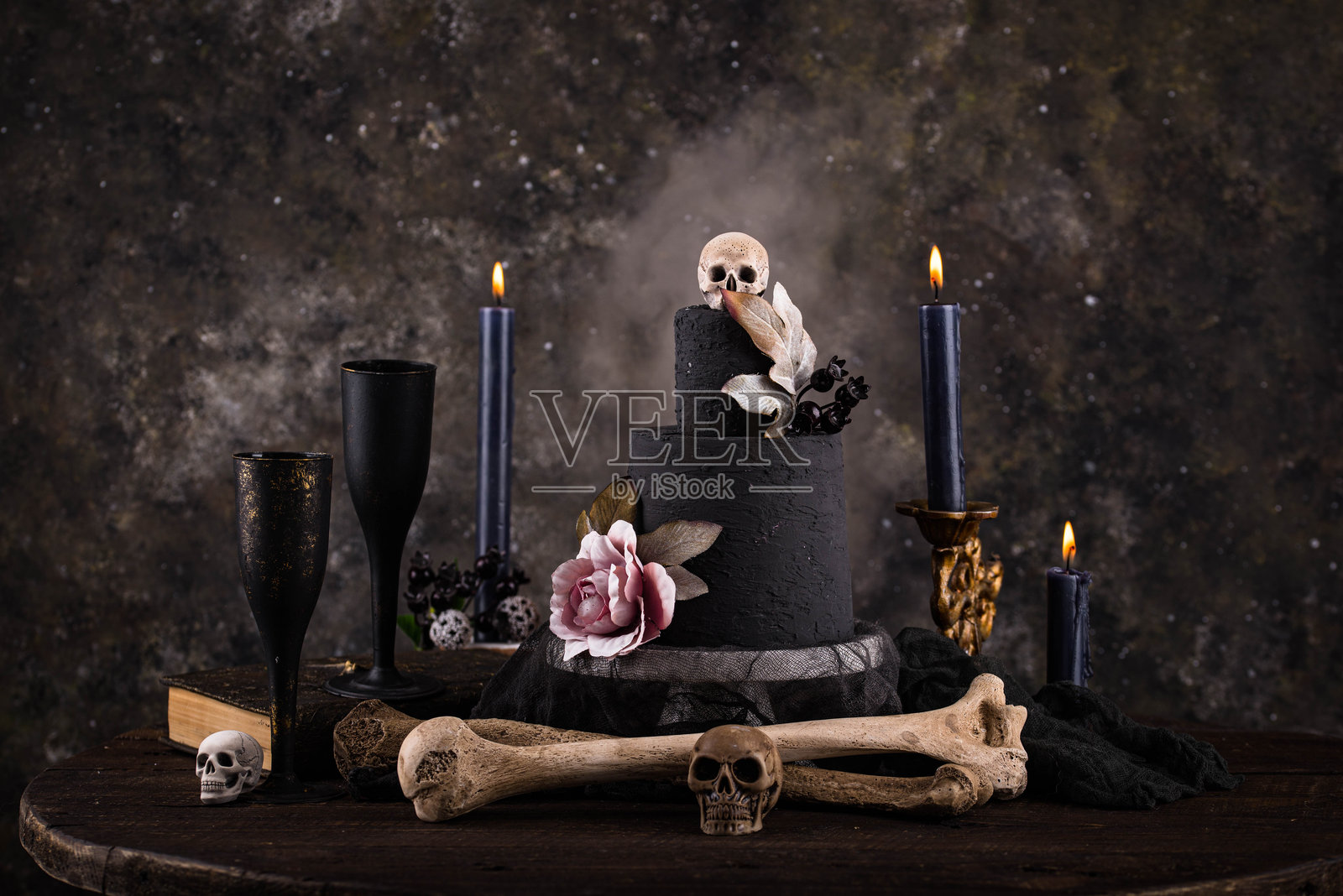 万圣节静物，包含骷髅、骨头和蛋糕照片摄影图片