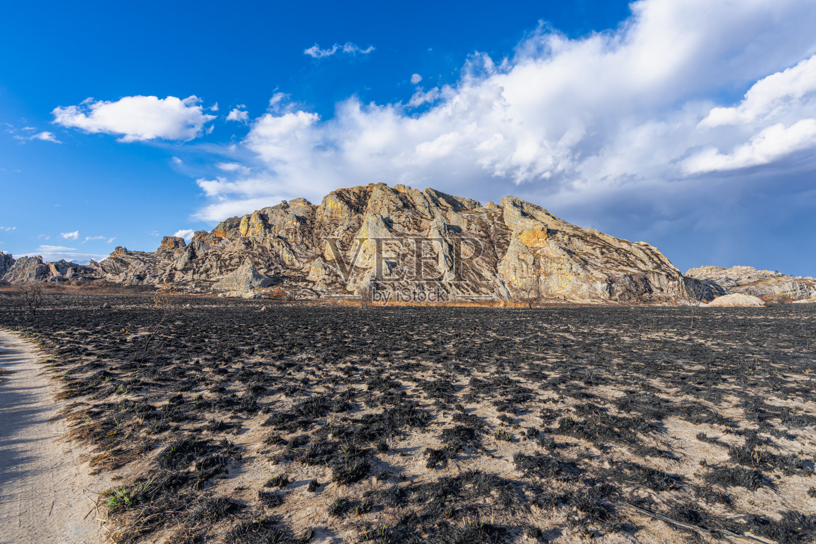 马达加斯加伊萨洛国家公园的烧焦景观与岩石地貌。照片摄影图片