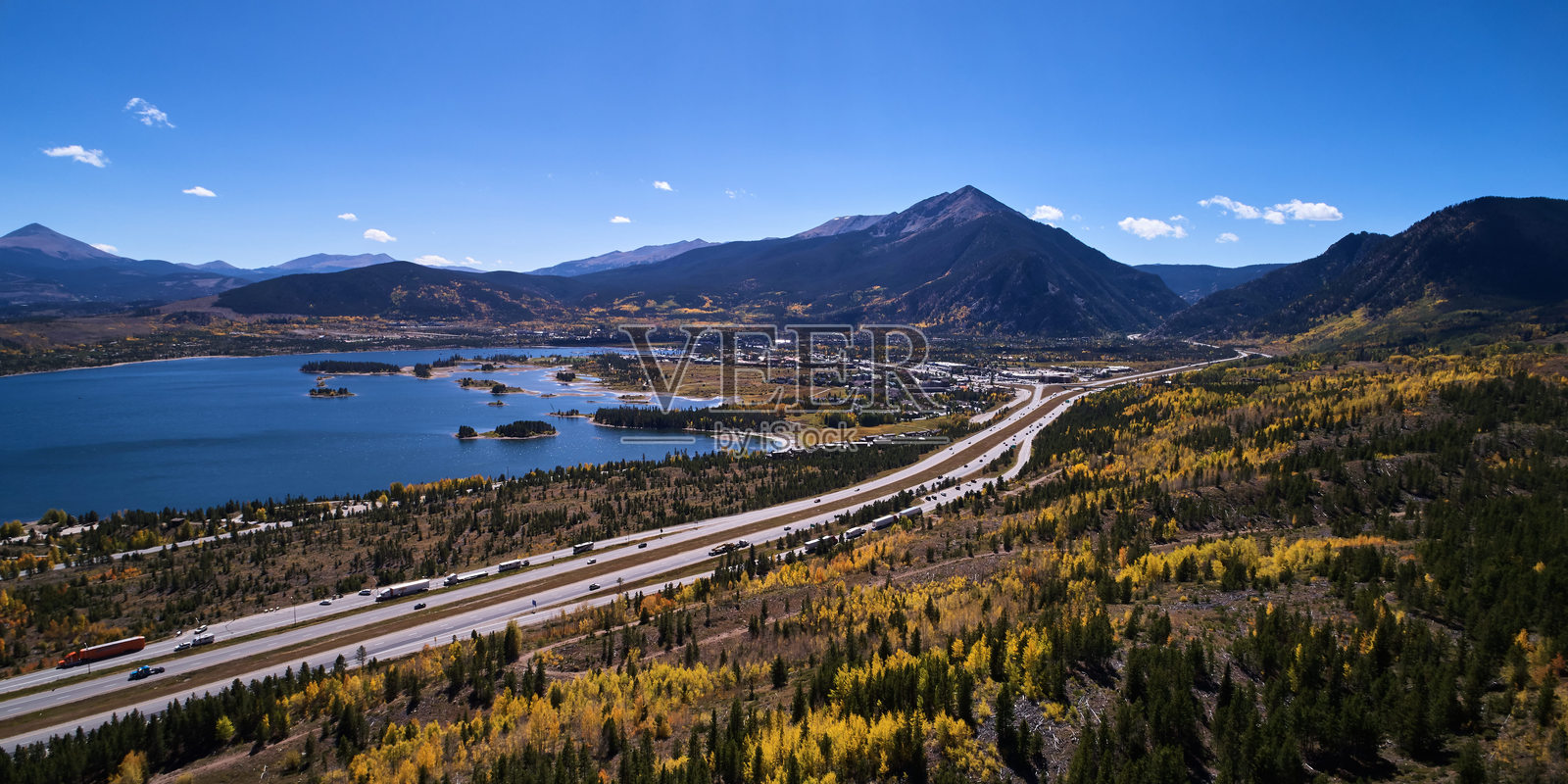 湖泊与山脉在蓝天映衬下的美丽景色照片摄影图片