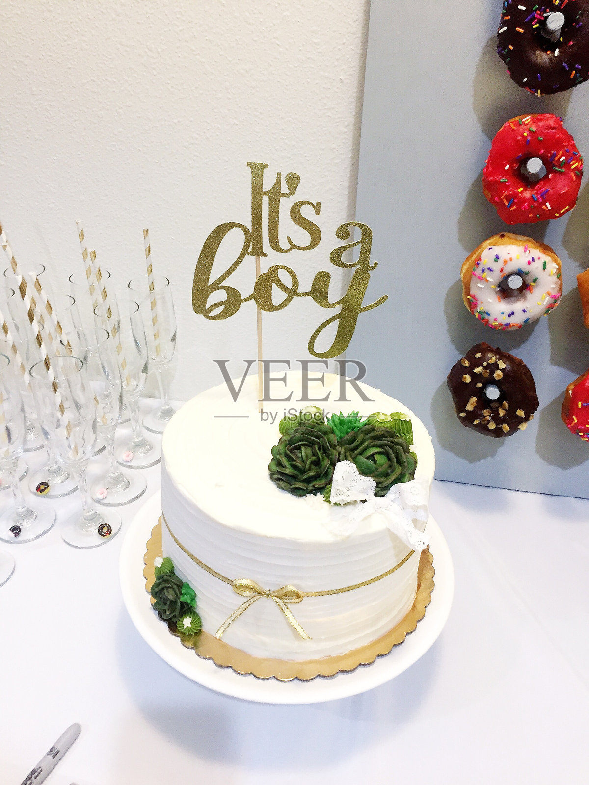 高角度视图的蛋糕在桌子上照片摄影图片