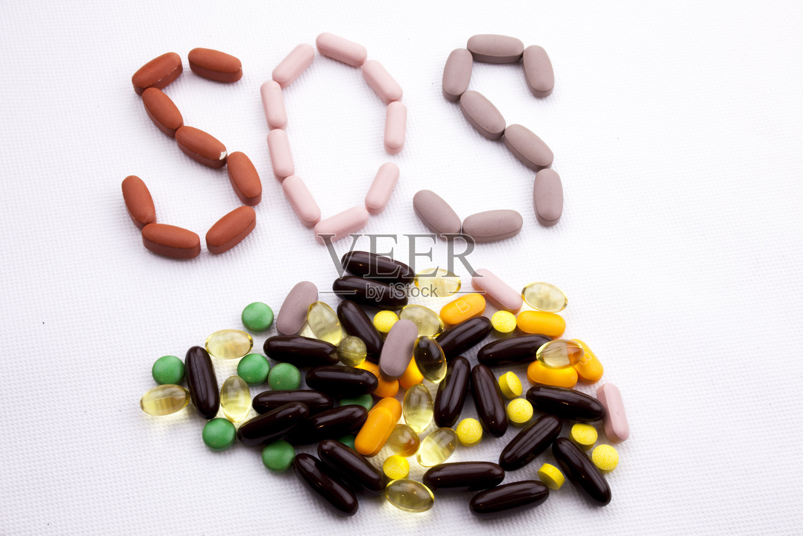 高角度视图的五彩药物在桌子上照片摄影图片