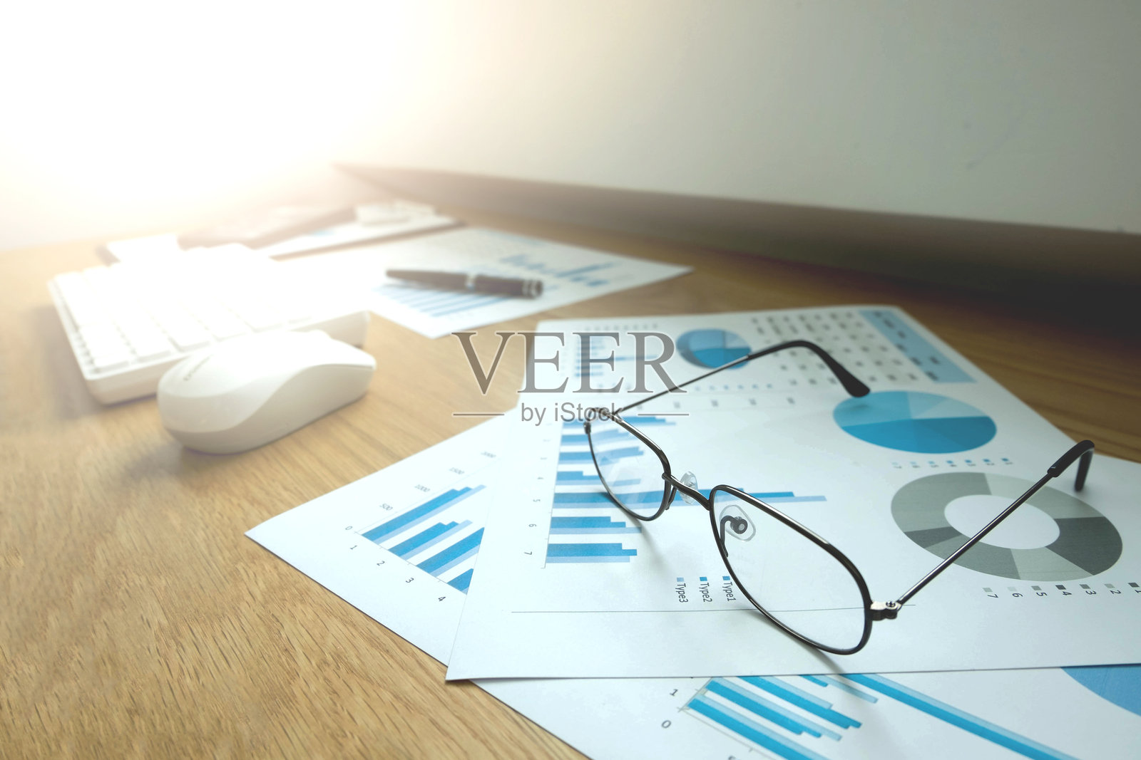 眼镜特写放在图表上照片摄影图片